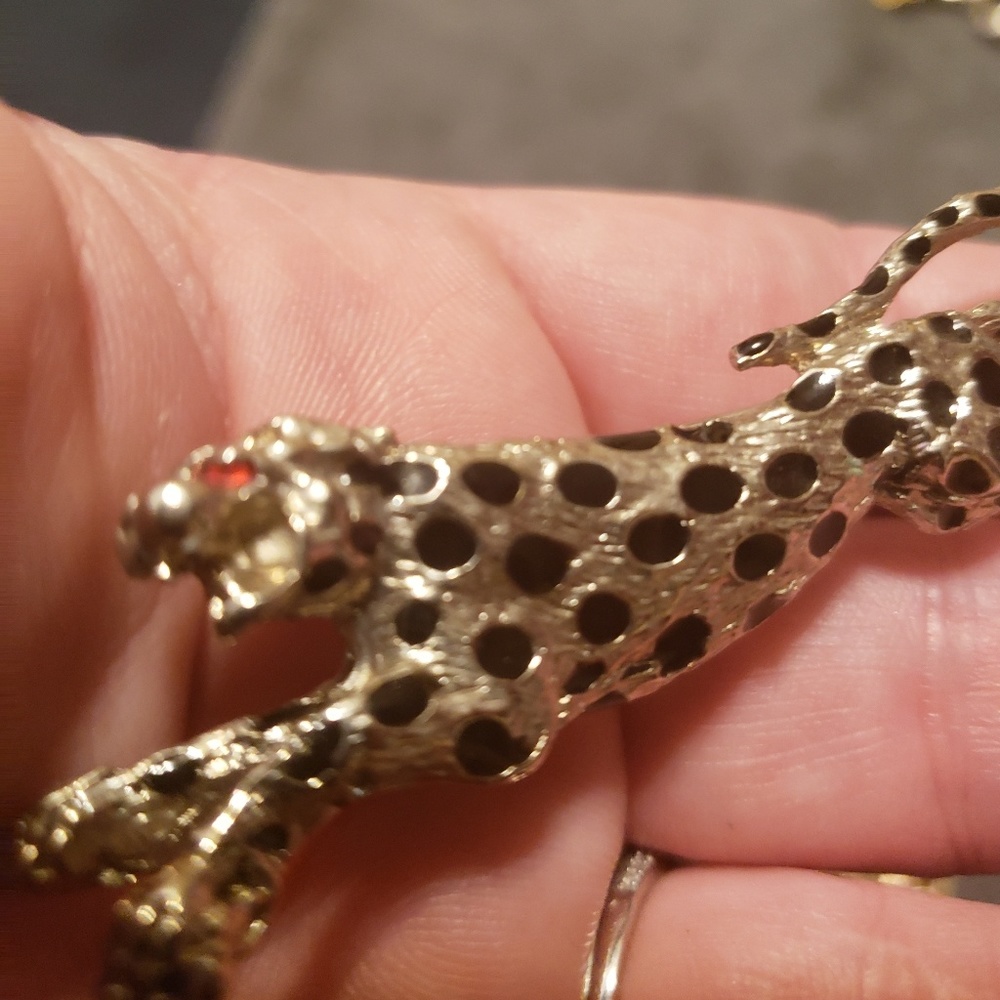 Spotted leopard pin